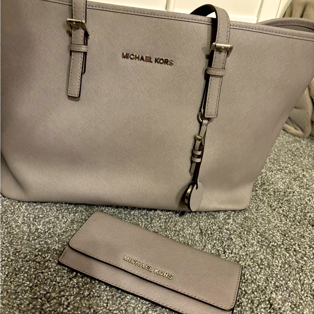 Like new Micheal Kors bag and matching wallet